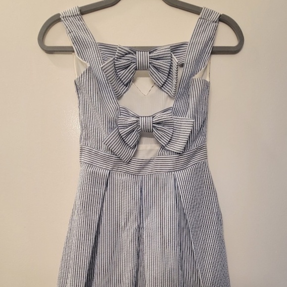 Delicate Seersucker Striped Sleeveless Dress with Bows - Picture 3 of 6